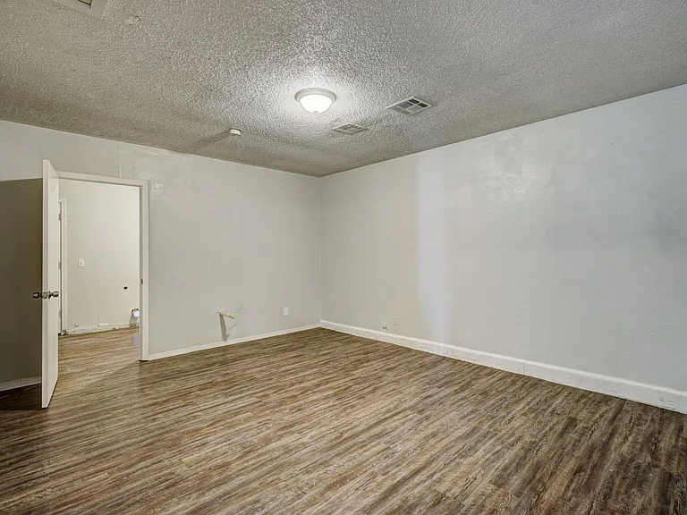 824 SE 14th St — Photo 27