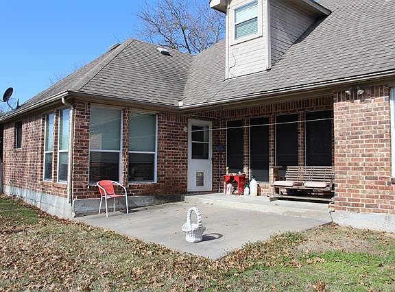 3rd image of 115 W Gail Ln