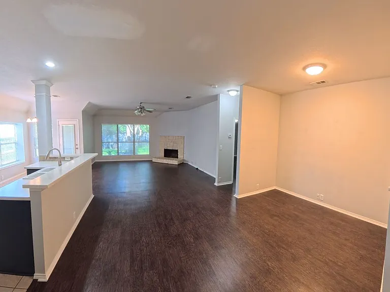 2029 Oak Manor Dr — Photo 3