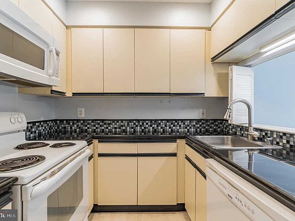 4th image of 2915 S Woodley St #5
