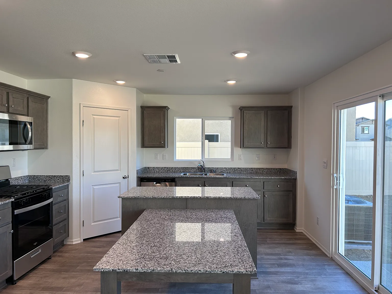 3 bed, 1583 sqft, $2,945 — Photo 2