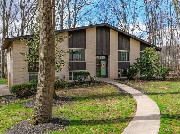 447 Spring Grove Dr, Tallmadge, OH 44278