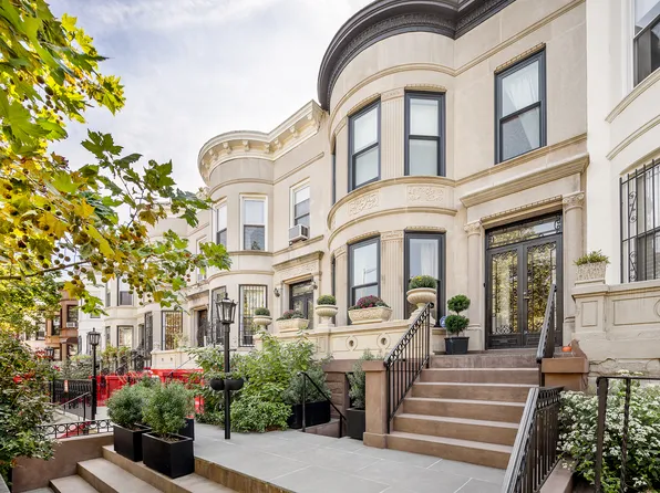 1196 Union Street image 1 of 13