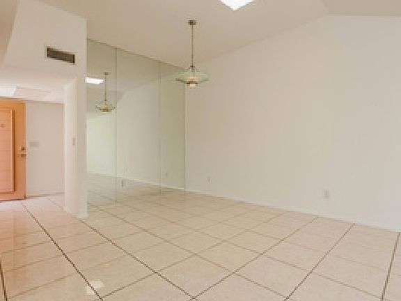 Dnning room, very clean, modern