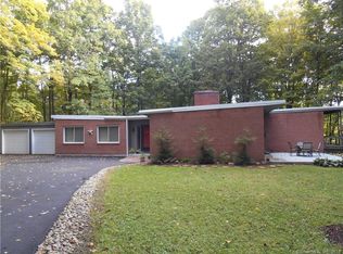 8 Stuart Dr, Bloomfield, CT 06002