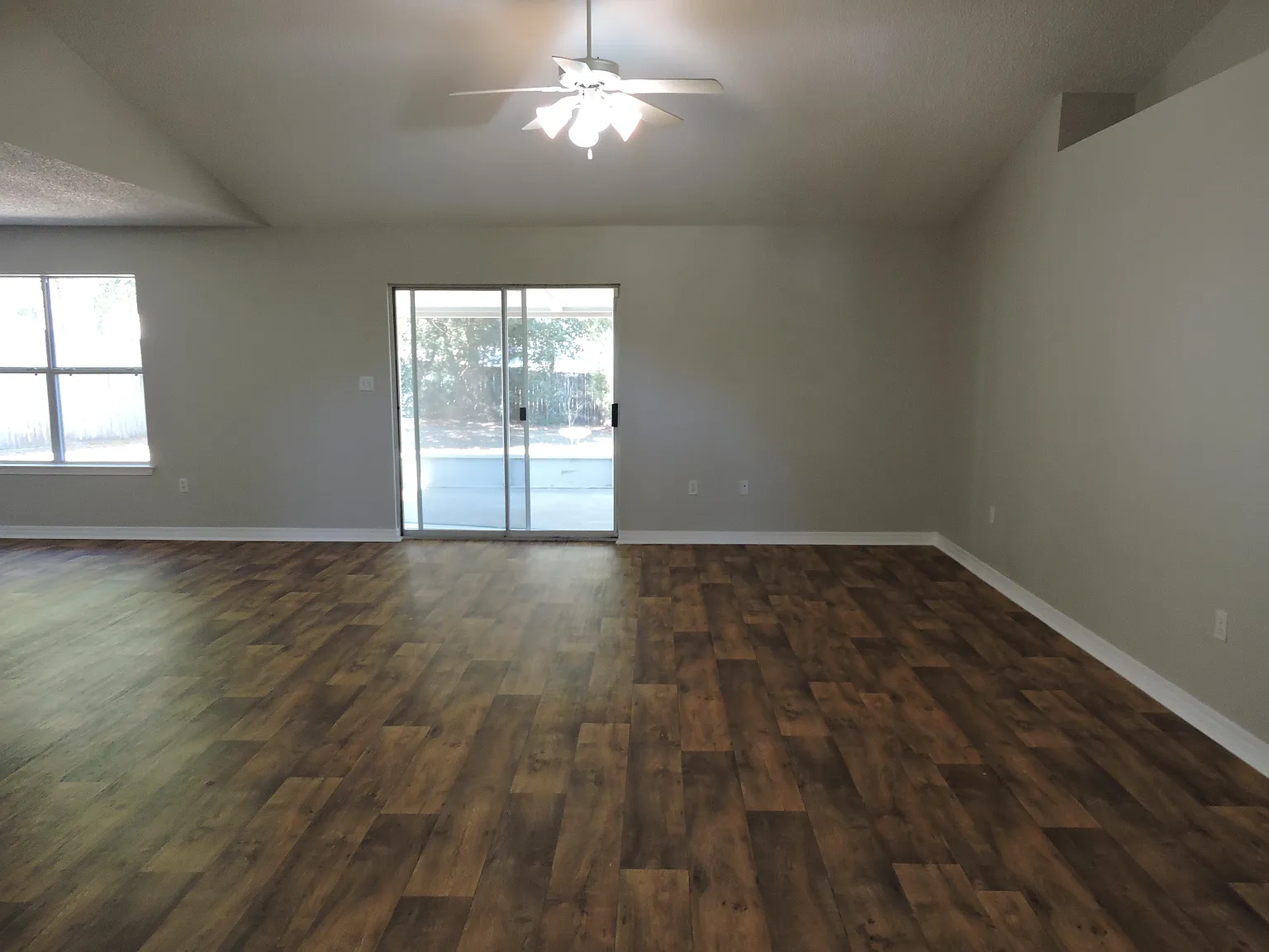 3 bed, 2.0 bath, 1566 sqft, $1,950 — Photo 2