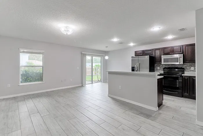 3 bed, 2.5 bath, 1449 sqft, $1,950 — Photo 2