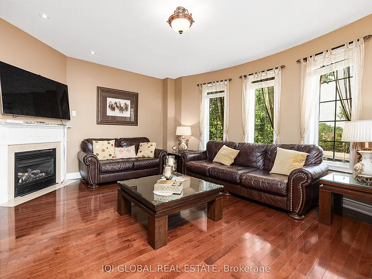 2395 Lyndhurst Dr — Photo 31