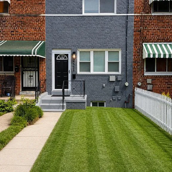 4325 Hayes St NE — Photo 1