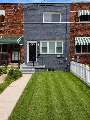 4325 Hayes St NE Photo 1