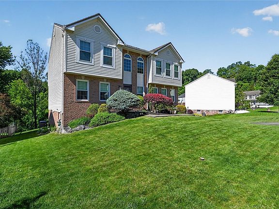 3rd image of 845 Emerald Dr