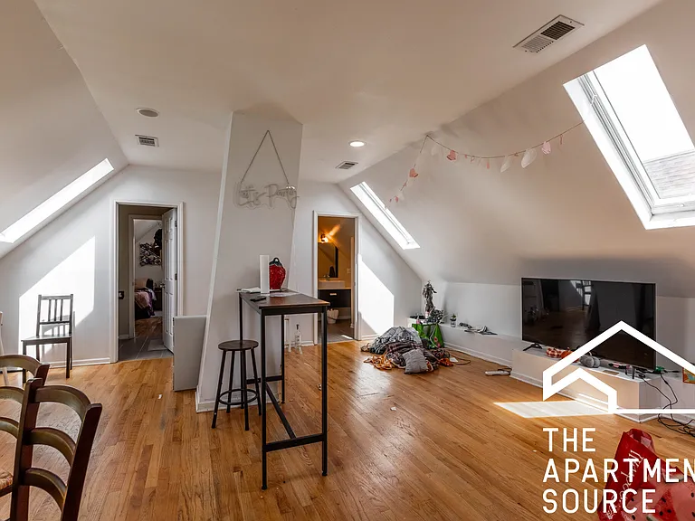 1245 W Barry Ave #T — Photo 1