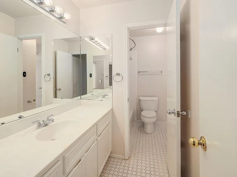 9401 Caracas Dr — Photo 24