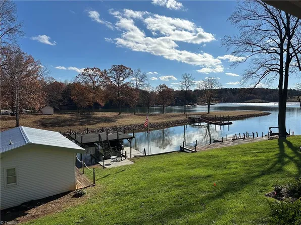 4550 Enoch Dr, Sherrills Ford, NC 28673