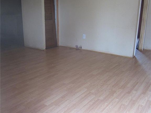 4th image of 2049 Burger St