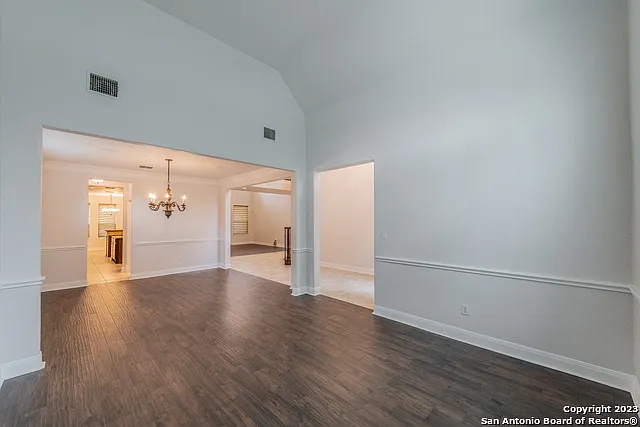 5 bed, 4.0 bath, 3876 sqft, $5,900 — Photo 3