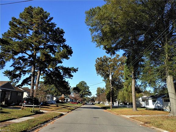 Peaceful Tree lined "Portlock" street :)
