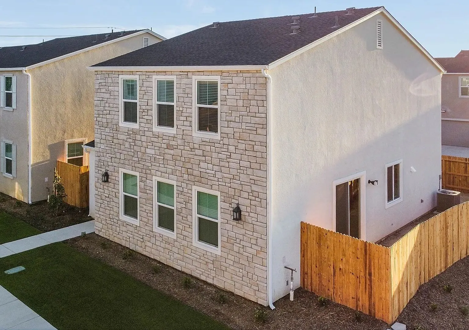 Brand-New 3BD/2.5BA Home in Southwest Bakersfield Modern Finishes, Solar & 2-Car Garage — Photo 1