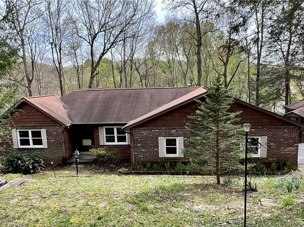 110 Charleston Dr, Ligonier, PA 15658