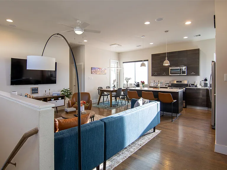 2306 Wipprecht St — Photo 10