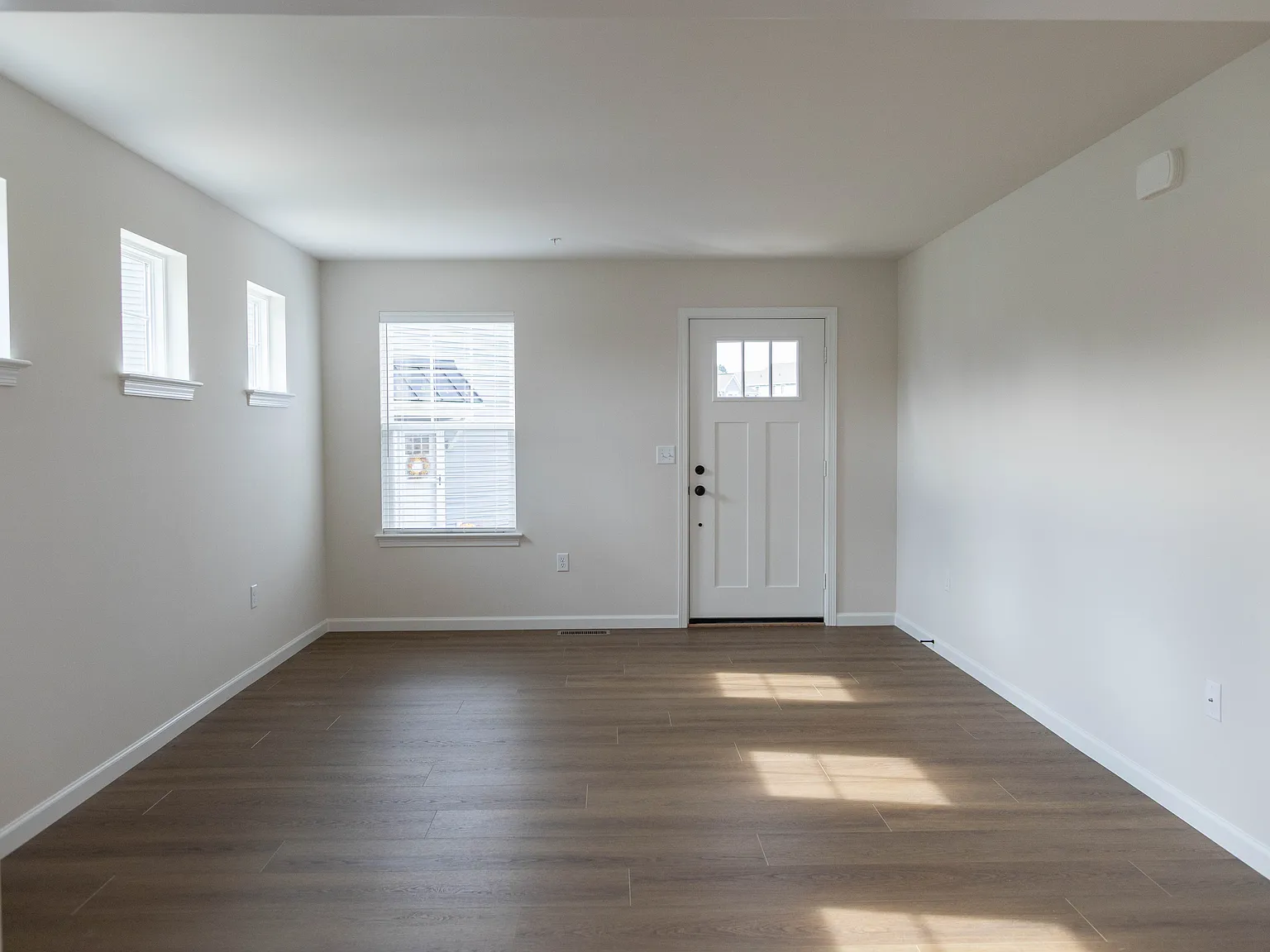 3 bed, 2.5 bath, 1940 sqft, $2,095 — Photo 2