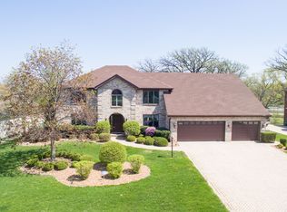 8805 Carlisle Ct, Darien, IL