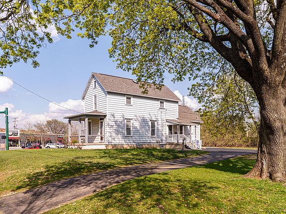 2nd image of 3068 Tremont Rd