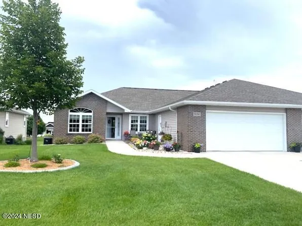 2030 Palisades Ln, Watertown, SD 57201