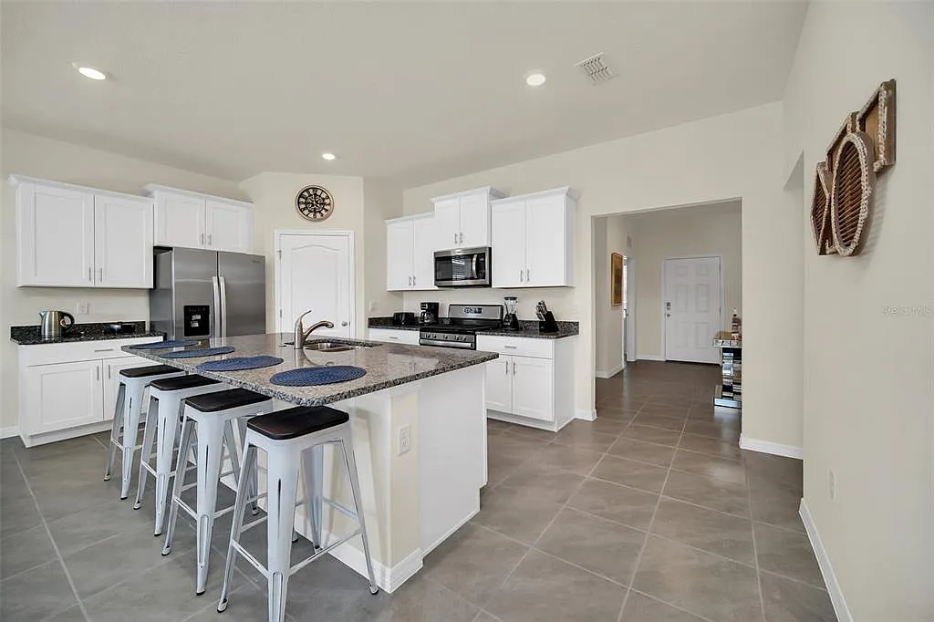 7 bed, 5.5 bath, 3626 sqft, $3,900 — Photo 2