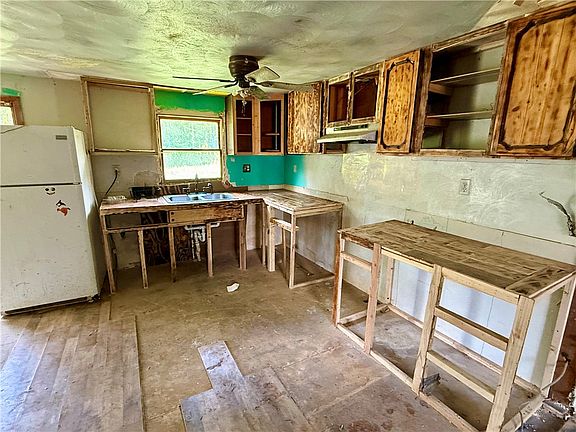 4th image of 1310 Camp Dr