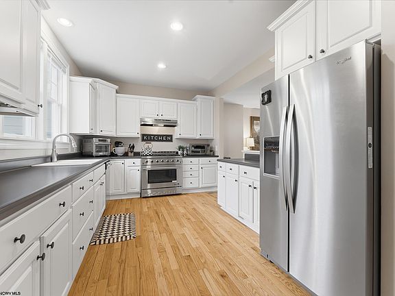 4th image of 202 Saint Andrews Dr