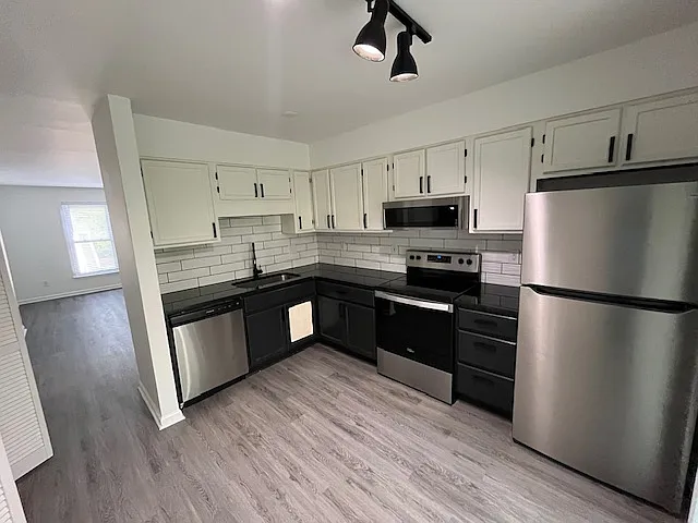 Oak Square Apartments — Photo 13