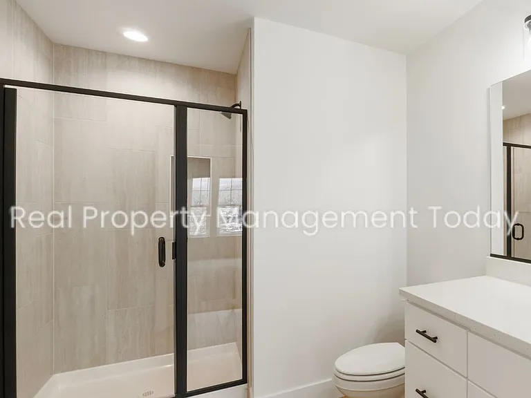 300 Larson St W — Photo 23
