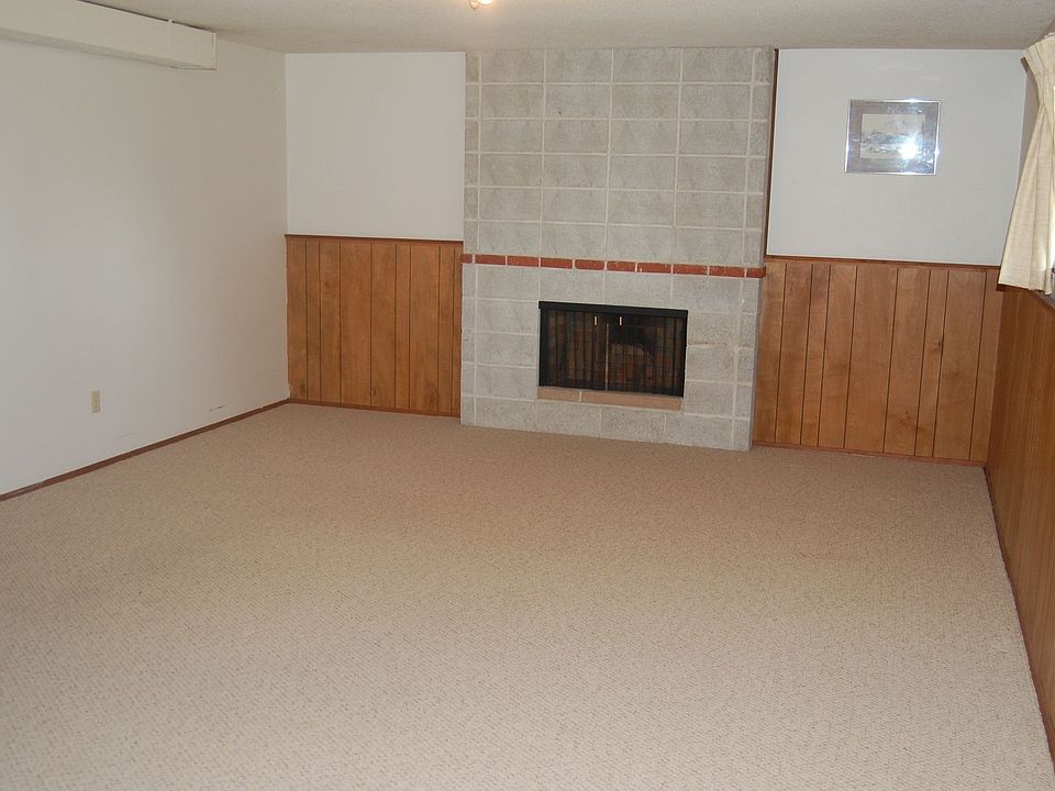 Great bonus room in the basement with 1/2 bath.