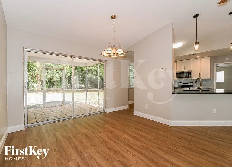 2213 SE 5th St — Photo 4