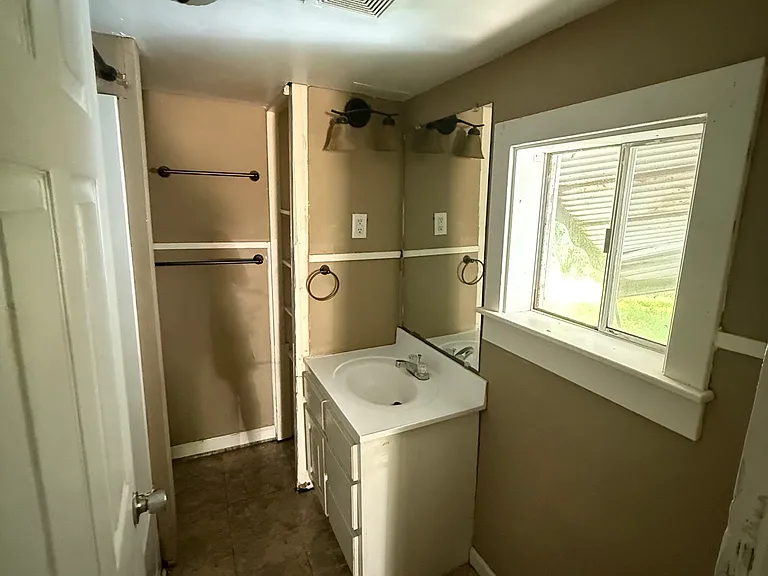 214 Yeates St — Photo 9