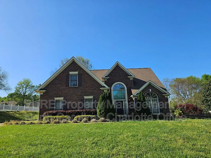 4 bed, 2.5 bath, 2517 sqft, $2,449 — Photo 3