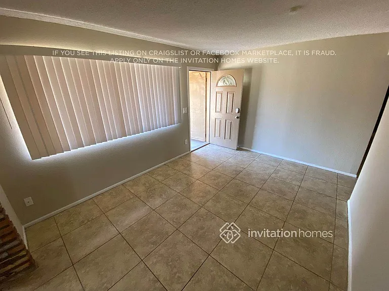 4424 W Caron St — Photo 2