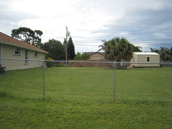 3rd image of 1085 SW Romaine Ln
