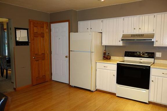 4th image of 190 Woodward St