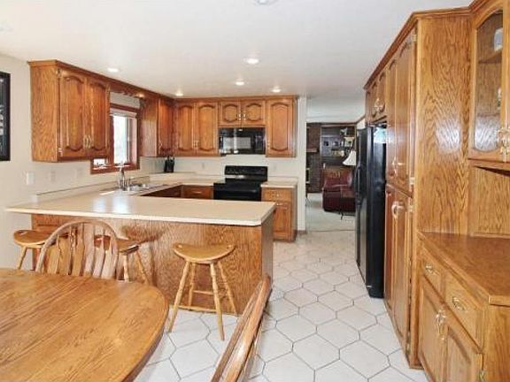 4th image of 211 Nob Hill Ln