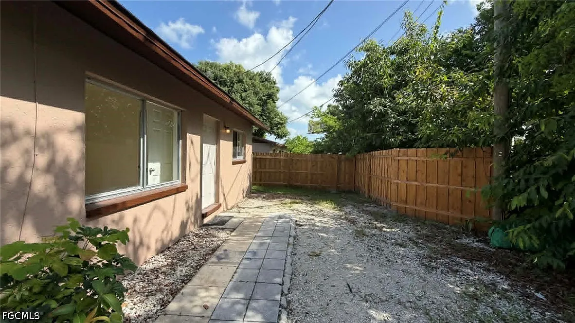 2 bed, 1.0 bath, 850 sqft, $1,195 — Photo 1