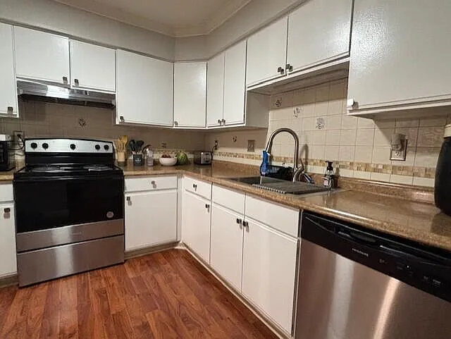 19255 Surrey Ln — Photo 12