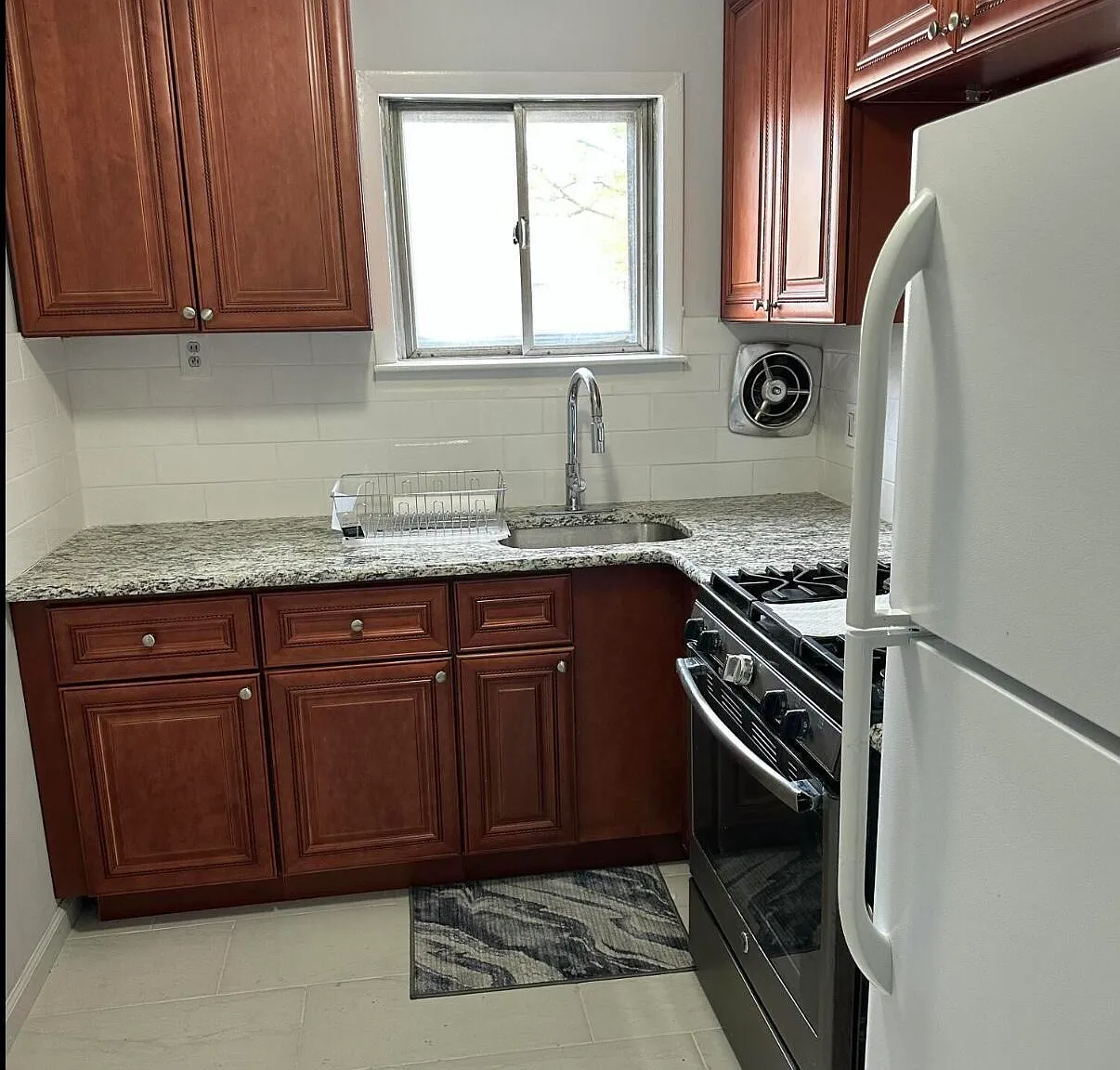 1 bed, 800 sqft, $1,600 — Photo 3