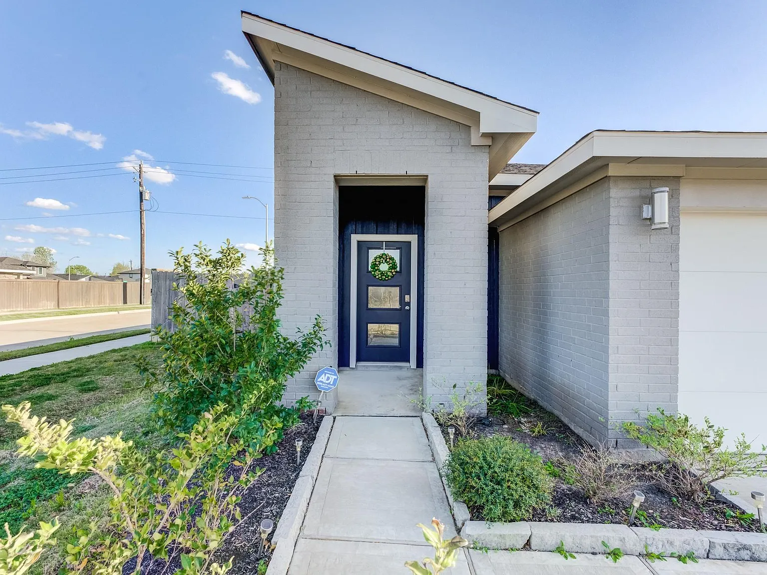 3 bed, 2.0 bath, 1488 sqft, $2,300 — Photo 2