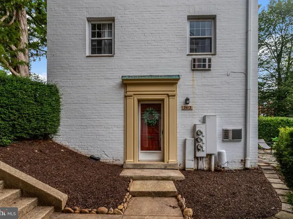 3413 Martha Custis Dr, Alexandria, VA 22302