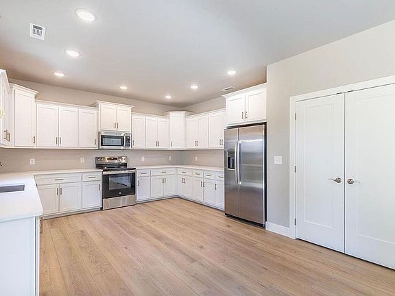 3rd image of 240 Berkshire Dr