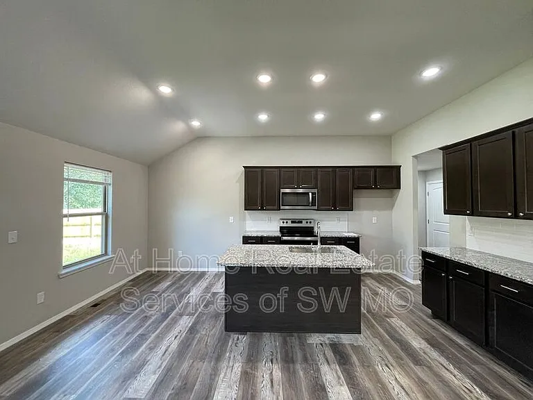 353 Rabbit Run St — Photo 2