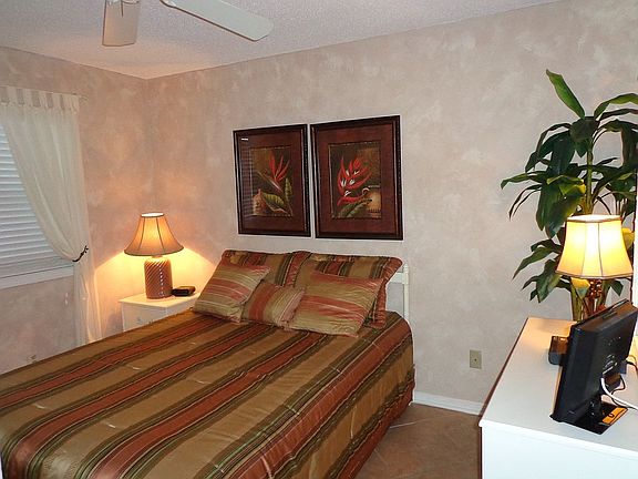 Bedroom with Queen bed.