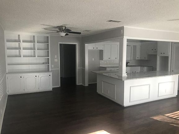 3rd image of 1424 Hackberry Ave